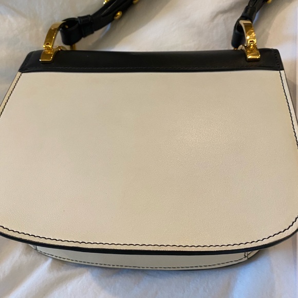 Beautiful crossbody Prada bag with gold hardware. Excellent condition - Picture 3 of 10